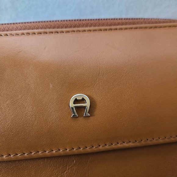 Etienne Aigner Travel purse - Picture 5 of 5